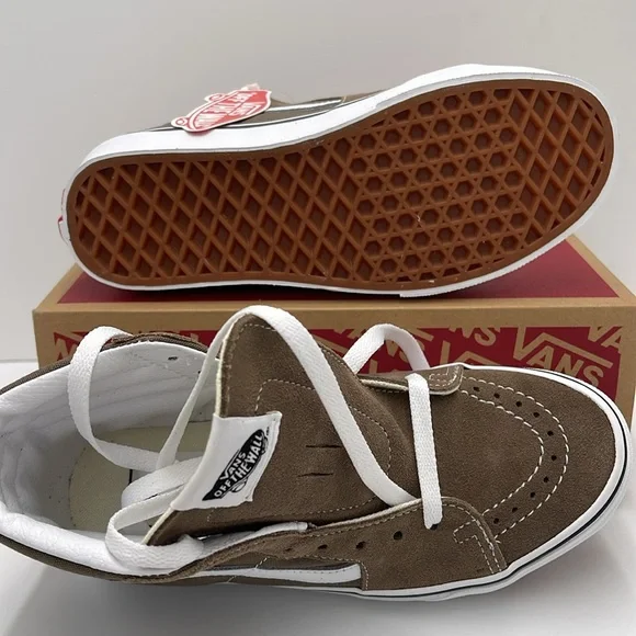 Vans Men’s Sk8-Hi Color Theory Walnut
VN0007NP1NU
Sneakers - Picture 4 of 16